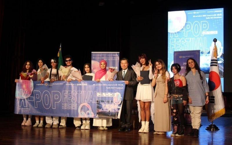 تظهر الصورة سعادة السفير مع المشاركين في المهرجان. (الصورة من السفارة الكورية في الجزائر)