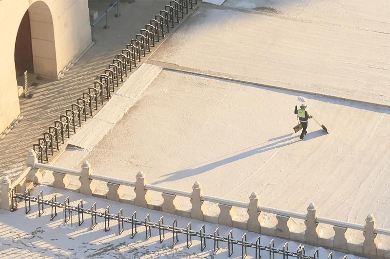 أحد المسؤولين يُزيل الثلوج في قصر غيونغبوك في سيئول في الخامس من الشهر الجاري.