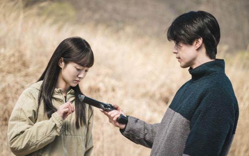 لقطة من مسلسل متجر للقتلة تظهر بها شخصية جونغ جي آن وعمها جونغ جين مان. (تعود حقوق الصورة إلى منصة 'ديزني')