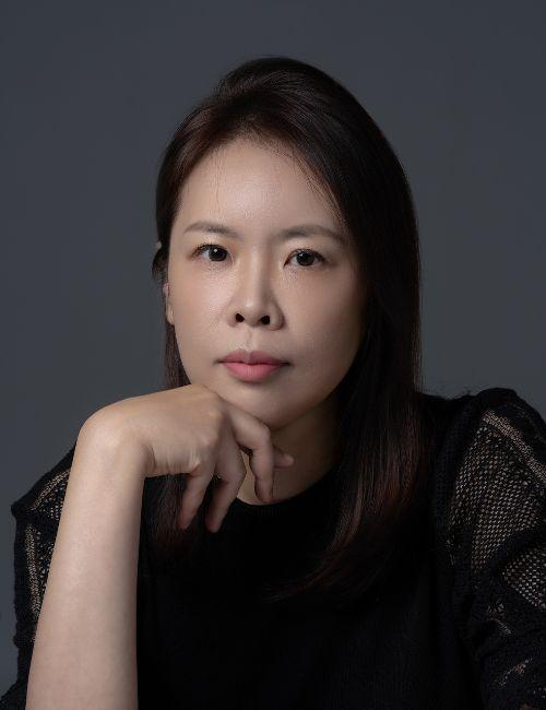 صورة للكاتبة كانغ جي يونغ خلال إحدى جلسات التصوير. (الصورة من كانغ جي يونغ وتم أخذ الإذن لاستخدامها)