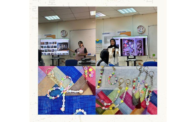 لقطات من فعالية صناعة الخرز وهي تشرح المعلمة بالصور وتتكلم عن رموز الألوان. (الصورة من معهد سيجونغ في عمان تم أخذ الإذن باستخدام الصورة.)