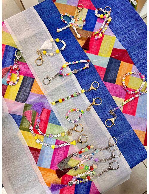 الصورة النهائية لمجموعة من الاساور الخرز التي قام الطلاب بصنعها. (الصورة من صديقتي ايلون تم أخذ الإذن باستخدام الصورة.)