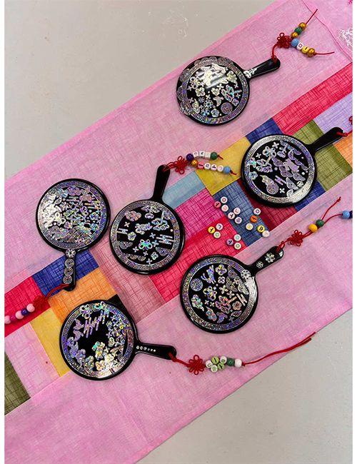 الصورة النهائية لمجموعة من المرايا التقليدية الكورية التي قام الطلاب بصناعتها. ( الصورة من صديقتي ايلون تم أخذ الإذن باستخدام الصورة.)