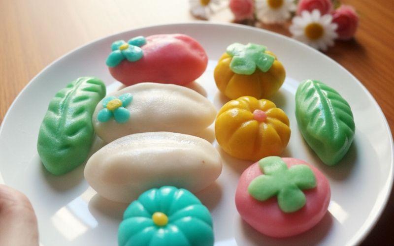 الصورة تظهر الشكل النهائي لطبق كعك الأرز التقليدي 'سونغبيون'، الذي أعددته ضمن تحدي شهر سبتمبر لداعمي الطعام الكوري في الشرق الأوسط. (الصورة من غدير محمد.)