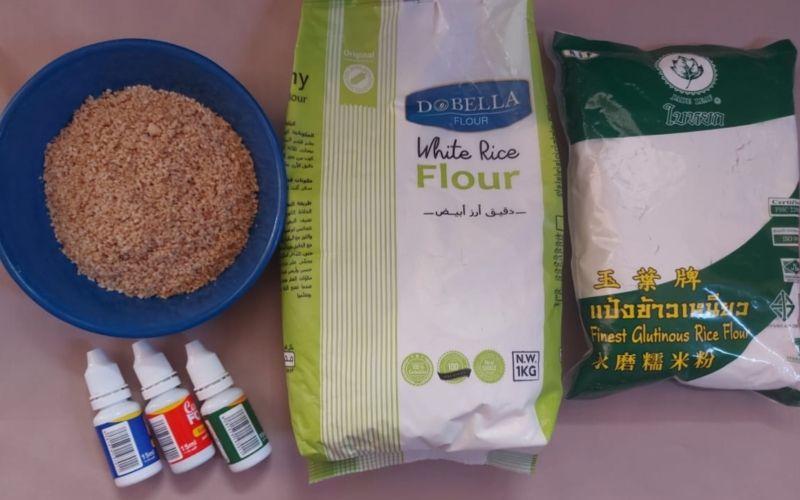 الصورة تظهر المكونات المستخدمة لتحضير كعك الأرز 'سونغبيون' وهي دقيق أرز عادي ودبق وألوان طعام وسمسم. (الصورة من غدير محمد.)