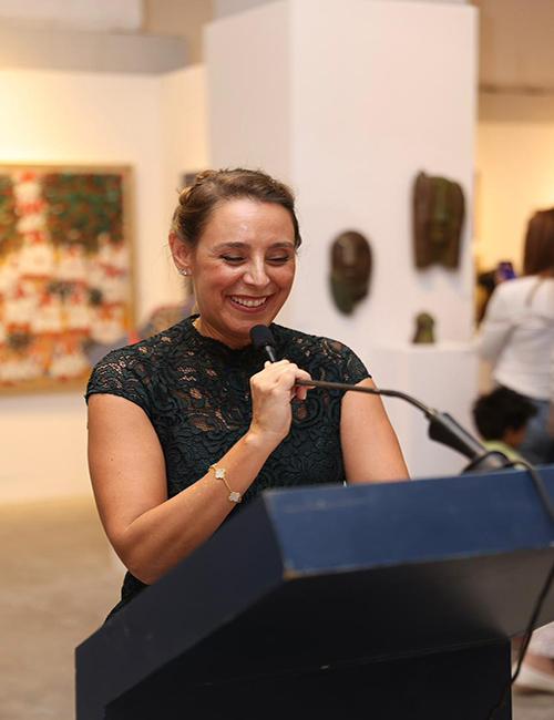 أثناء كلمتها الافتتاحية السيدة 'نادين عبد الغفار' مؤسسة 'آرت دي إيجيبت' والمنظمة للمعرض. (الصورة من مؤسسة ‘آرت دي إيجيبت’)