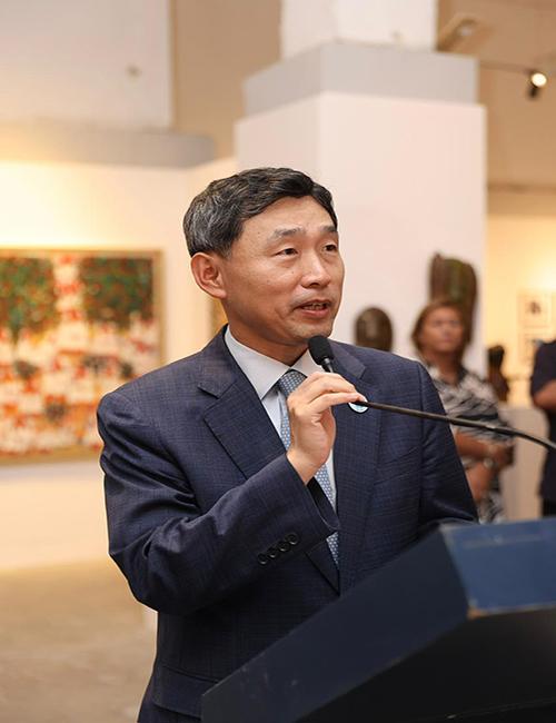 السيد 'بيونغ تشون تشوي' الوزير المفوض والقنصل العام ممثلًا لجمهورية كوريا والذي أعرب عن اعتزازه بهذا التعاون الثقافي. (الصورة من مؤسسة ‘آرت دي إيجيبت’)