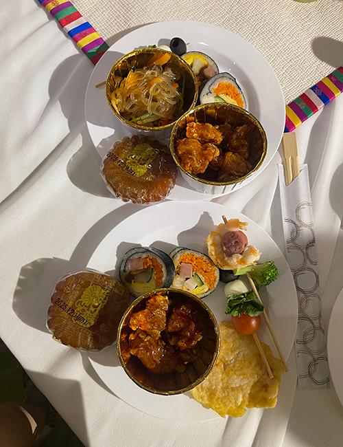 الطعام الكوري المقدم أثناء حفل افتتاح المعرض. (الصورة من سلوى الزيني)