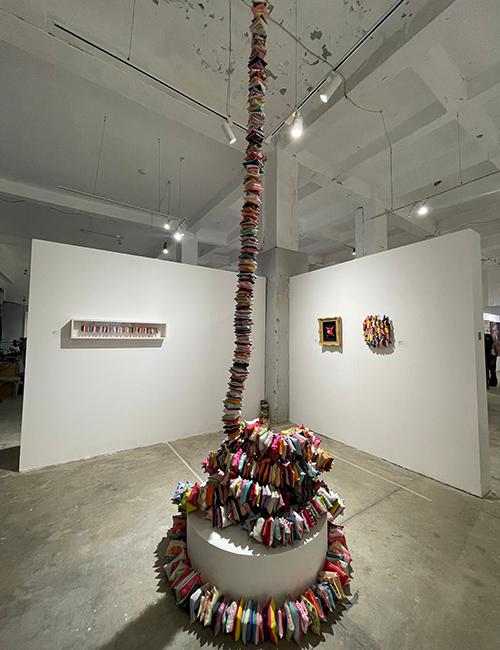 أعمال الفنانة ’هيمين لي‘. (الصورة من إسراء الزيني)