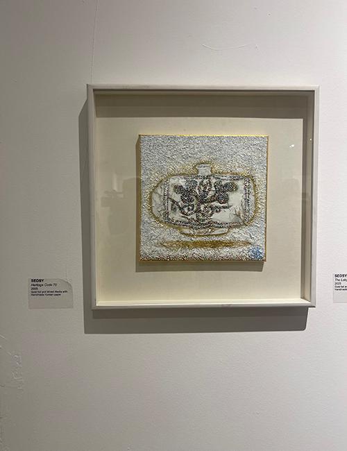 أعمال الفنانة ’سيوسي‘ باستخدام ورق الذهب. (الصورة من سلوى الزيني)