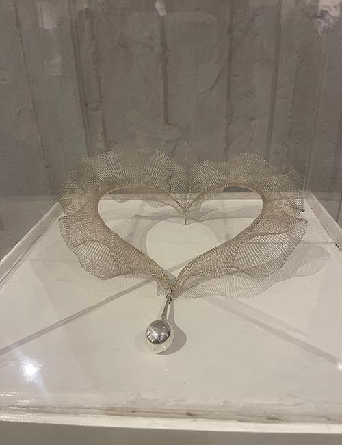 عقد على شكل قلب، من الفضة الإسترلينية للفنانة سوون جو. (الصورة من سلوى الزيني)