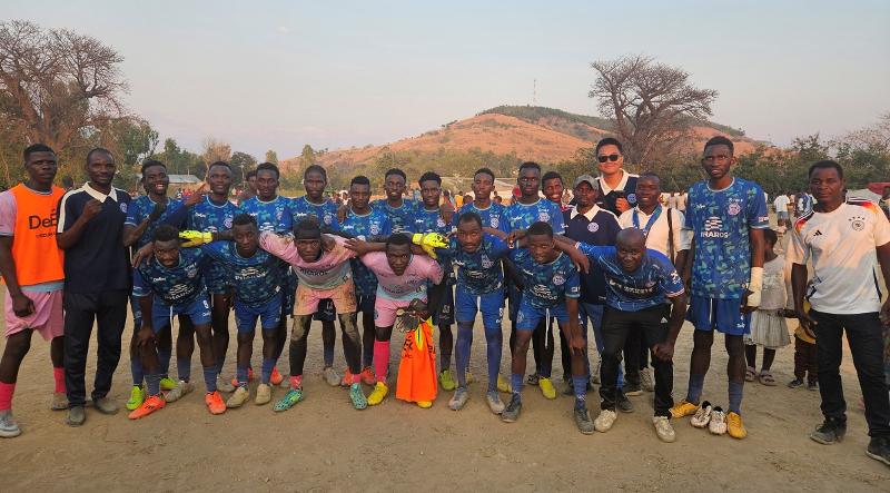 لاحقًا حصل اللاعبون الذين كانوا يلعبون بدون قمصان على زي رسمي جديد. والتقط الفريق صورة جماعية في 22 أغسطس وهم يرتدون الزي الذي وفره مالك النادي لي دونغ هون. (الصورة من لي دونغ-هون)