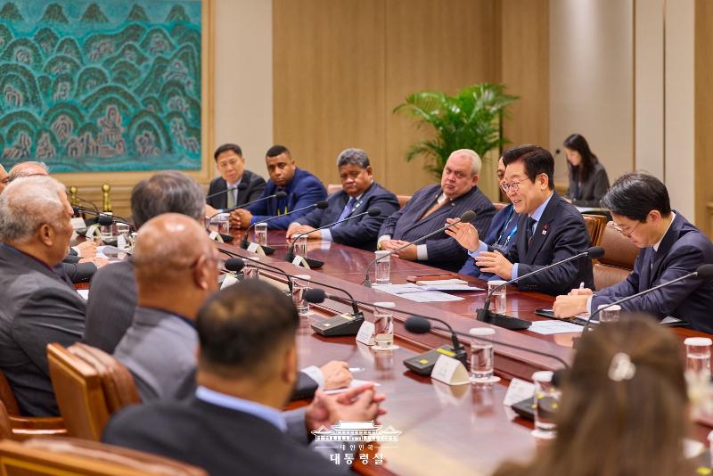 استقبل الرئيس الكوري الجنوبي لي جيه-ميونغ، في 10 ديسمبر، وفد وزراء خارجية دول جزر المحيط الهادئ في المكتب الرئاسي الواقع في يونغسان في العاصمة سيؤول، وذلك بمناسبة زيارتهم إلى كوريا لحضور اجتماع وزراء خارجية كوريا ودول جزر المحيط الهادئ. (الصورة من المكتب الرئاسي لجمهورية كوريا)