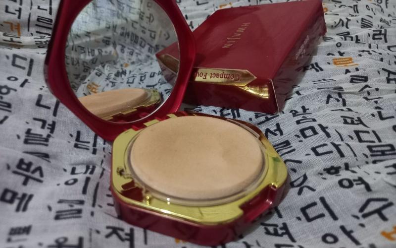 .تظهر الصورة كريم الأساس 'الفاونديشين' الذي حصلت عليه كهدية من ماركة 'هواجين' على وشاح مزين بالأحرف الكورية 'الهانجل' (الصورة من أسيل السيلاوي.)