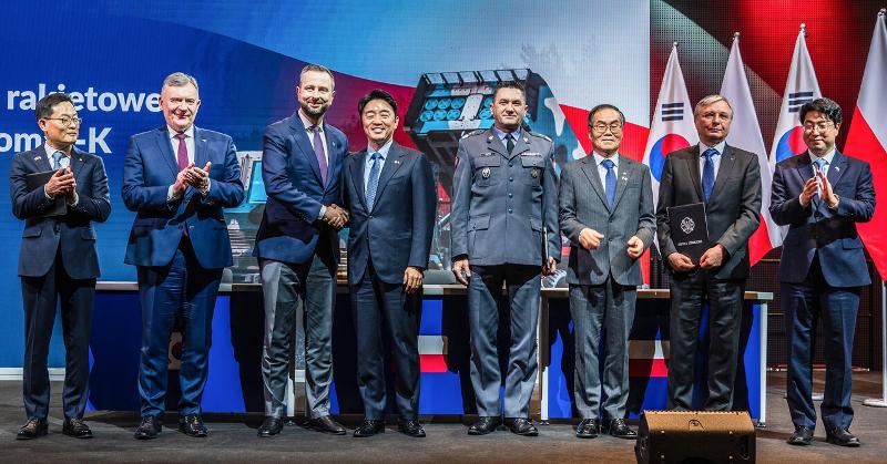 شركة هانهوا إيروسبيس الكورية للدفاع أعلنت في يوم 30 ديسمبر أنها وقعت عقدا بقيمة 5.6 تريليونات وون (4 مليارات دولار أمريكي) مع وكالة مشتريات الأسلحة البولندية لتزويدها بأنظمة إطلاق الصواريخ المتعددة ’تشونمو‘. (الصورة من شركة هانهوا إيروسبيس)