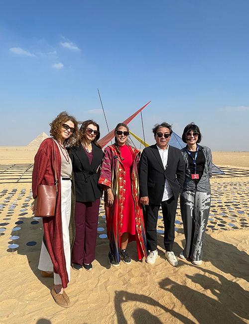 الفنان الكوري ’جونغكيو بارك (جيه بارك)‘ برفقة الأستاذة ’نادين عبدالغفار‘ مؤسسة معرض الأبد هو الآن. (الصورة من إسراء الزيني.)