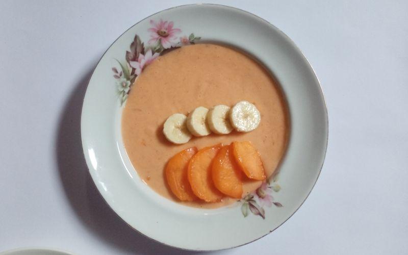 الصورة تظهر الشكل النهائي لوعاء سموذي الزبادي بنكهة الكاكي الناضج 'هونغ شي'. (الصورة من غدير محمد.)