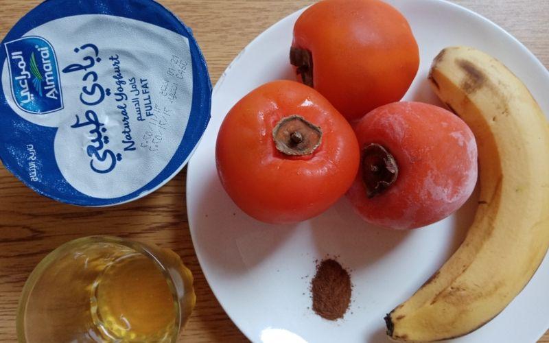 الصورة تظهر المكونات التي استخدمتها لإعداد سموذي بنكهة الكاكي الناضج. (الصورة من غدير محمد.)