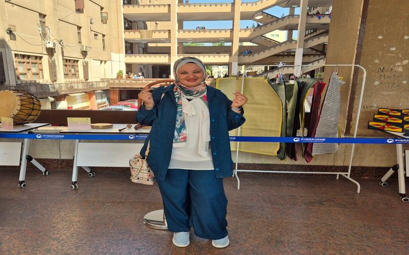 صورتي أمام معرض الآلات الموسيقية التقليدية ومجسمات الأطعمة الكورية والأواني الفخارية التقليدية (الصورة من ياسمين مدحت.)