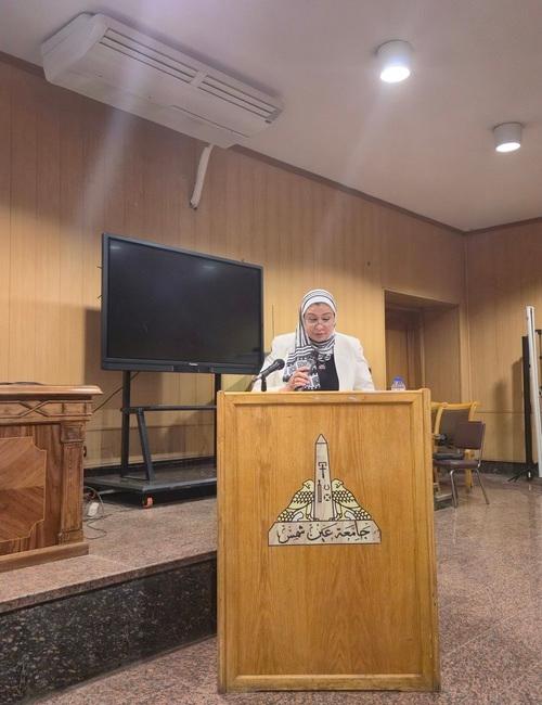 صورة لرئيس قسم اللغة الكورية وعميدة كلية الألسن د.سلوى رشاد أثناء كلمتها خلال الندوة (الصورة من ياسمين مدحت.)