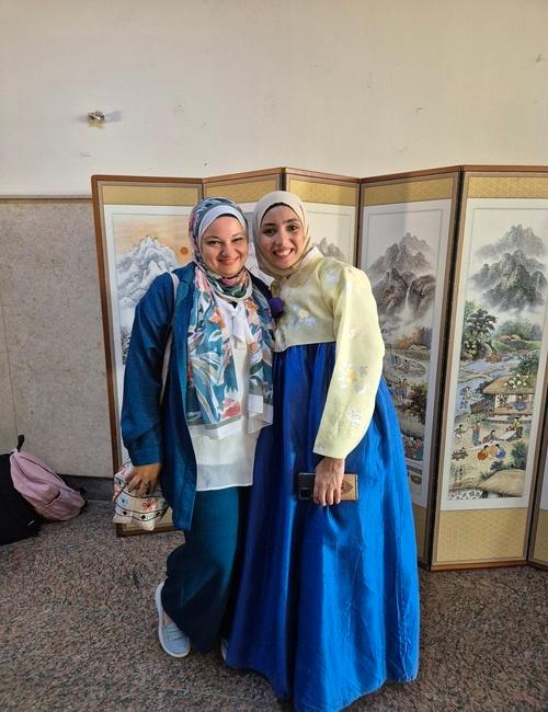 صورتي مع أحد طالبات معهد ’الملك سيجونغ‘ بكلية الألسن وهي مرتدية الزي التقليدي الكوري ’الهانبوك‘ (الصورة من ياسمين مدحت.)