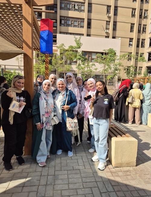 صورتي مع طالبات الفرقة الأولى بقسم اللغة الكورية بكلية الألسن (الصورة من ياسمين مدحت.)