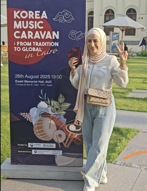 تظهر الصورة سارة محمد وهي في احدى الفعاليات التي نظمها المركز الثقافي الكوري بمصر (الصورة من سارة محمد وتم أخذ الإذن منها لإستخدامها في المقال.)