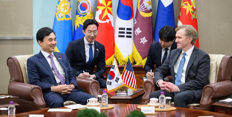 وزير الدفاع آهن غيو-بيك يلتقي بوكيل وزارة الدفاع الأمريكية لشؤون السياسات إلبريدج كولبي في مقر وزارة الدفاع الوطني في يونغسان-غو، سيئول في 26 يناير. (الصورة من وزارة الدفاع الوطني)