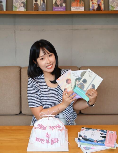 صورة شخصية للكاتبة الكورية ’لي كوتش نيم‘ مع أعمالها المنشورة. (الصورة من الكاتبة ’لي كوتش_نيم' وتم أخذ الإذن لاستخدامها.)