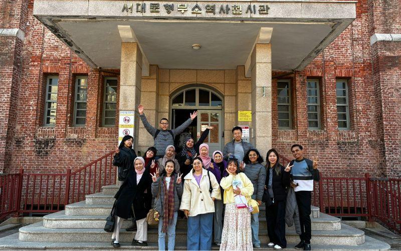 صورة جماعية للفائزين في مسابقات برنامج كي ويف خلال الجولة التاريخية لزيارة سجن سودومون في سيول. (الصورة من إيمان الأشقر.)