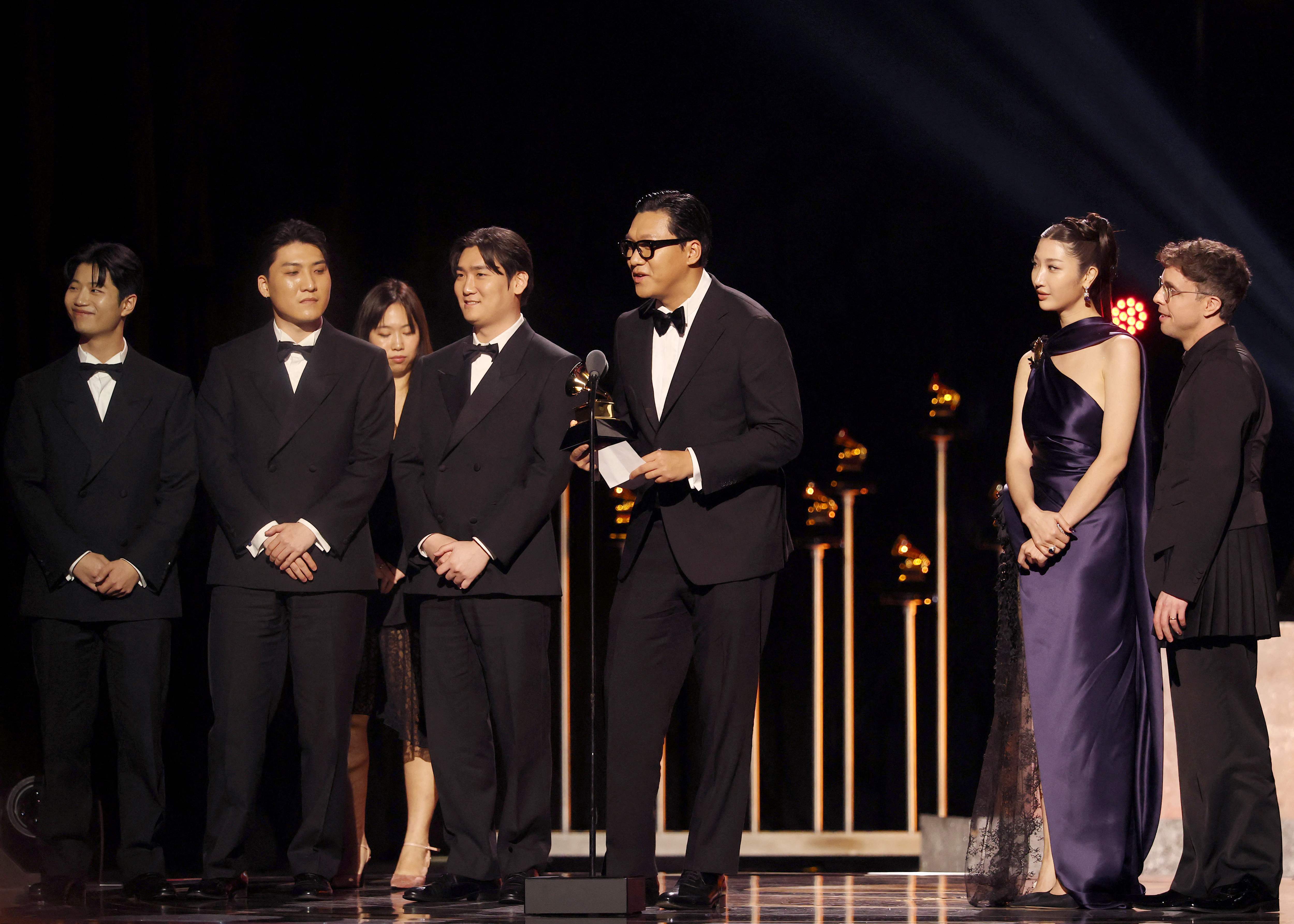 أغنية &rsquo;غولدن&lsquo; من فيلم الرسوم المتحركة الشهير &rsquo;فرقة البوب الكورية: صائدات الشياطين&lsquo; على نتفليكس تفوز بجائزة أفضل أغنية مكتوبة لوسائل الإعلام المرئية في حفل توزيع جوائز غرامي الثامن والستين، مما يمثل إنجازا تاريخيا لأول مرة في تاريخ موسيقى الكي-بوب. (الصورة من وكالة يونهاب للأنباء)