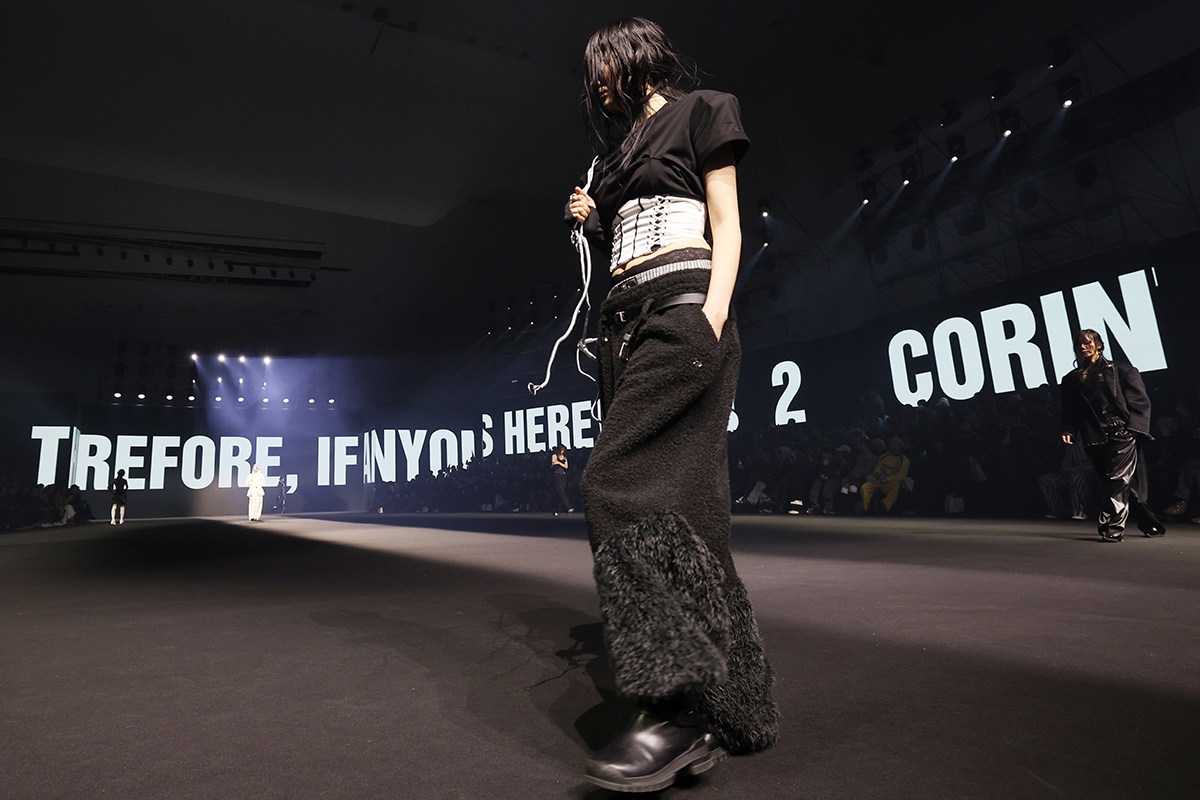 عارضات الأزياء يقدمن عرض أزياء في حفل افتتاح أسبوع أزياء سيئول لعام 2026 الذي أقيم في مركز دونغديمون بلازا بجونغ-غو في العاصمة سيئول في 6 فبراير. 