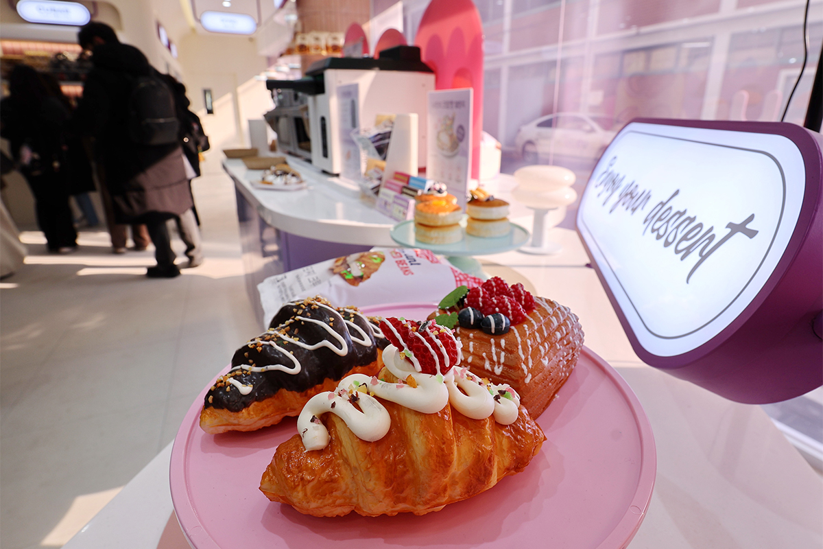 مجموعة متنوعة من الحلويات تُعرض في إحدى متاجر صغيرة بسونغدونغ-غو وسط سيئول في 12 فبراير.