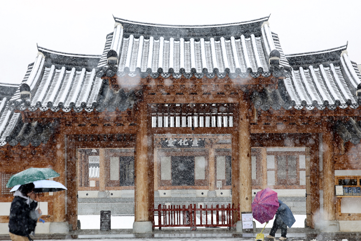 الثلوج تتساقط في مكتب البلدية جيولا بحي وانسان في مدينة جيونجو، مقاطعة جولا الشمالية يوم 24 فبراير/شباط، وسط تحذيرات من تساقط ثلوج كثيفة على مستوى البلاد، باستثناء منطقة العاصمة.