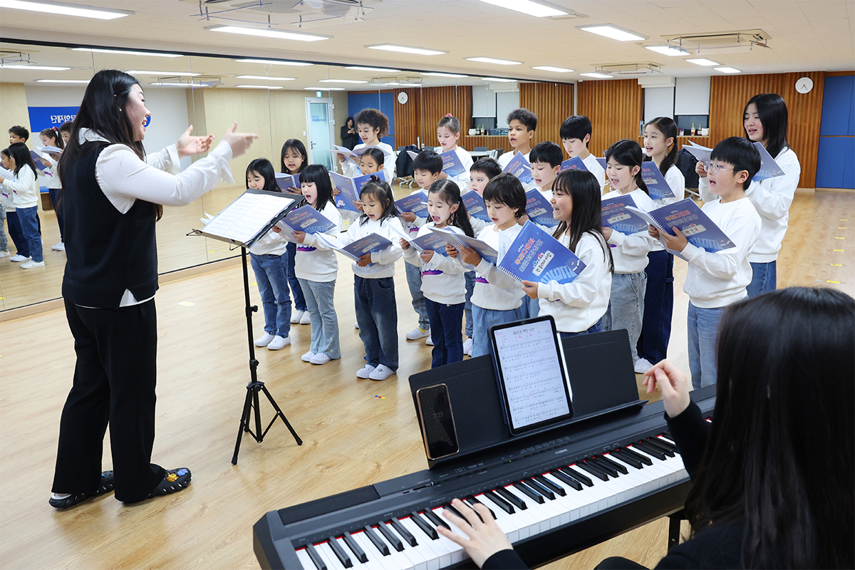 أعضاء جوقة ووري متعددة الثقافات للأطفال يتدربون في مركز ووري نوري دريم في دونغجاك-غو وسط سيئول مساء يوم 25 فبراير.