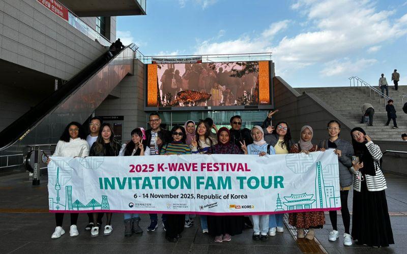 صورة جماعية خلال جولة ك ويڤ أمام المتحف الوطني الكوري بسيول. (الصورة من إيمان الأشقر.)