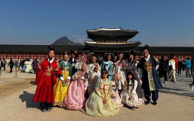 صورة جماعية خلال جولة ك ويڤ أمام قصر غيونغبوك بسيول. (الصورة من إيمان الأشقر.)