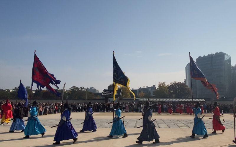 صورة خلال عرض مراسم تغيير الحرس الملكي بقصر غيونغبوك. (الصورة من إيمان الأشقر.)