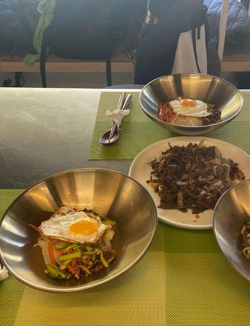 صورة لطبقي البولجوجي والبيبمباب بعد إعدادهم. (الصورة من إيمان الأشقر.)