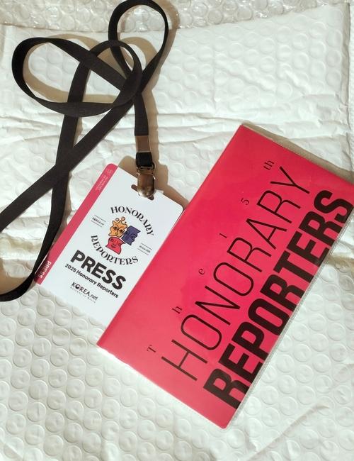 صورة الهدية الترحيبية من القائمين على برنامج المراسلين الفخريين لمنصة كوريا نت. (الصورة من تصوير المراسلة ندى وائل عبدالقادر.)