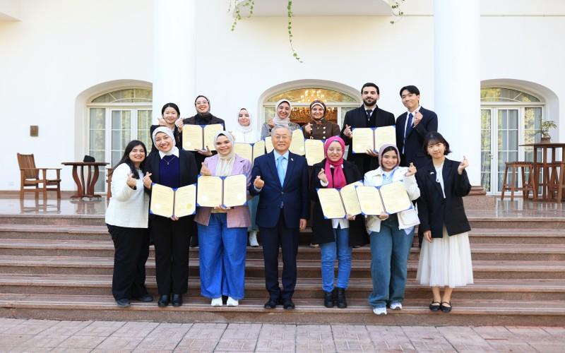 صورة جماعية للداعمين الرقمين رفقة سعادة السفير السيد &rsquo;كيم يونغ-هيون&lsquo; والمسؤولون بسفارة جمهورية كوريا بالقاهرة. (الصورة من سفارة جمهورية كوريا بالقاهرة وتم أخذ الإذن باستخدامها.)