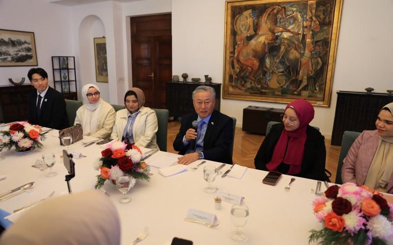 صورة أثناء إلقاء سعادة السفير الكوري السيد &rsquo;كيم يونغ-هيون&lsquo; بمناسبة انتهاء برنامج الداعمين. (الصورة من سفارة جمهورية كوريا بالقاهرة وتم أخذ الإذن باستخدامها.)