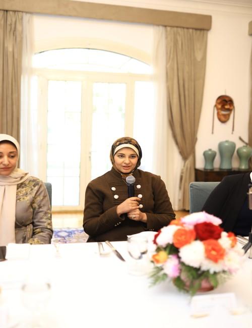 صورة أثناء إلقاء أميرة جمال كلمة بمناسبة انتهاء برنامج الداعمين. (الصورة من سفارة جمهورية كوريا بالقاهرة وتم أخذ الإذن باستخدامها.)