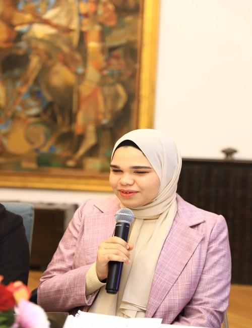 صورة أثناء إلقاء ندى الباشتلي كلمة بمناسبة انتهاء برنامج الداعمين. (الصورة من سفارة جمهورية كوريا بالقاهرة وتم أخذ الإذن باستخدامها.)