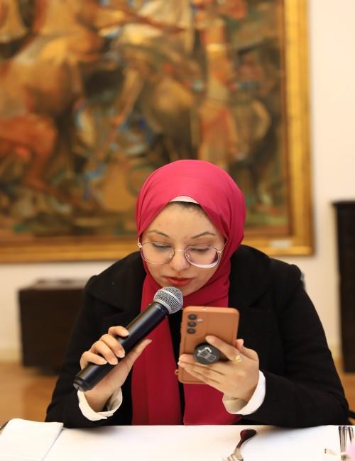 صورة أثناء إلقاء غادة محمد كلمة بمناسبة انتهاء برنامج الداعمين. (الصورة من سفارة جمهورية كوريا بالقاهرة وتم أخذ الإذن باستخدامها.)