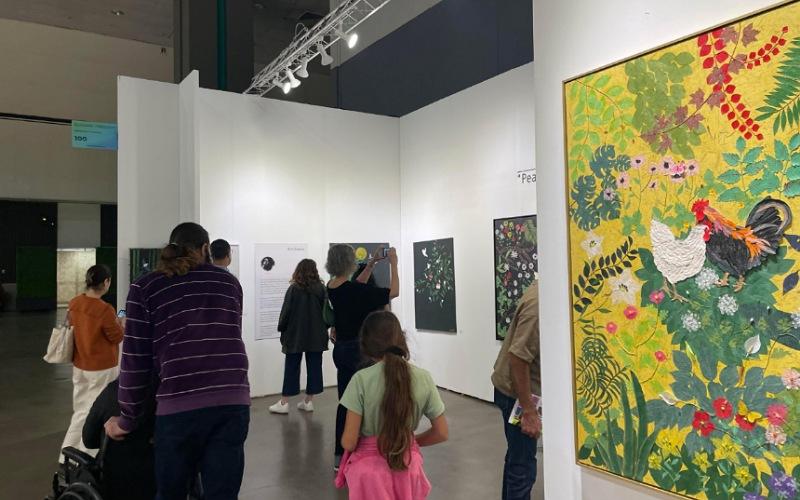 معرض الفنانة سو أون جين في معرض لوس أنجلوس للفن المعاصر ويظهر اهتمام الحضور بالأعمال الفنية. (الصورة من الفنانة سو أون جين وتم أخذ الإذن لاستخدامها)