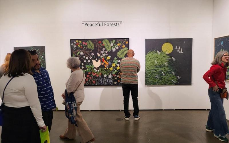 انبهار الحضور بالفن الكوري في معرض لوس أنجلوس للفن المعاصر. (الصورة من الفنانة سو أون جين وتم أخذ الإذن لاستخدامها)