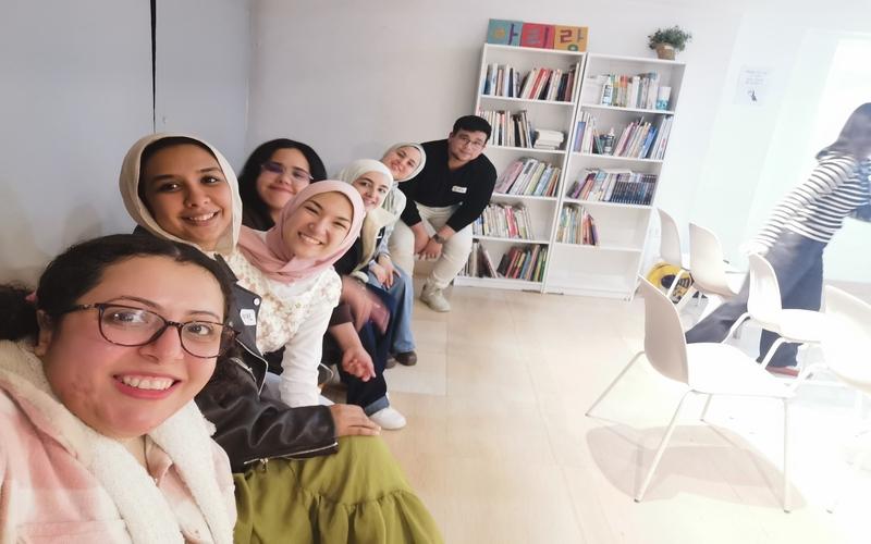 صورة لي رفقة فريقي في فعالية ’القرية الكورية-النسخة الثانية‘ بأكاديمية ’ذا بلوسوم‘ للغة الكورية. (الصورة من أمنيه أمير)