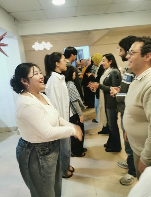 الطلبة والزوار الكوريون أثناء التعارف. (الصورة من المراسلة أمنية أمير)