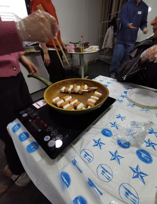 عيدان الـ’سودوك سودوك‘ خاصتي وزملائي أثناء تحميرها. (الصورة من المراسلة أمنية أمير)